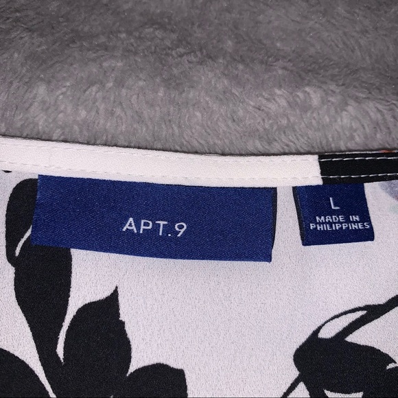 White & Bright Multicolor Floral Pattern Button Up Sleeveless Top - Picture 4 of 4